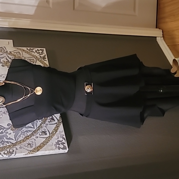 In Excellent Condition 2PC Set (REPOSHING) - Picture 2 of 7